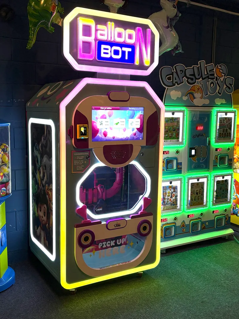 Robot à barbe à papa dans une plaine de jeux couverte Monkey Town