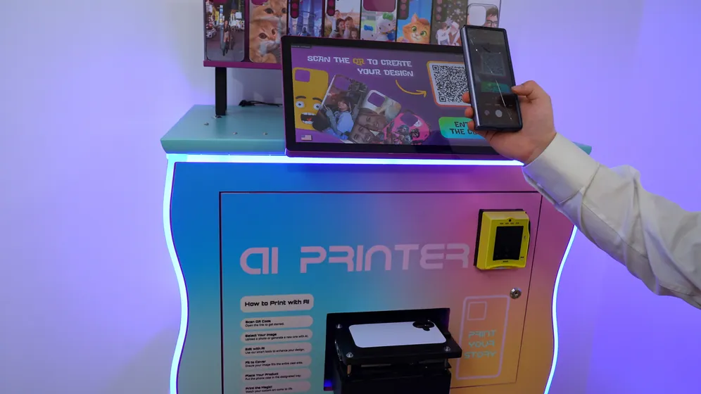 Des visiteurs profitent de la machine Sweet Robo AI Printer