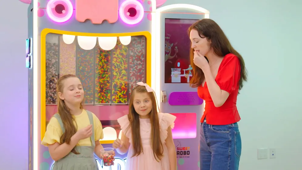 Des visiteurs profitent de la machine Sweet Robo Candy Monster
