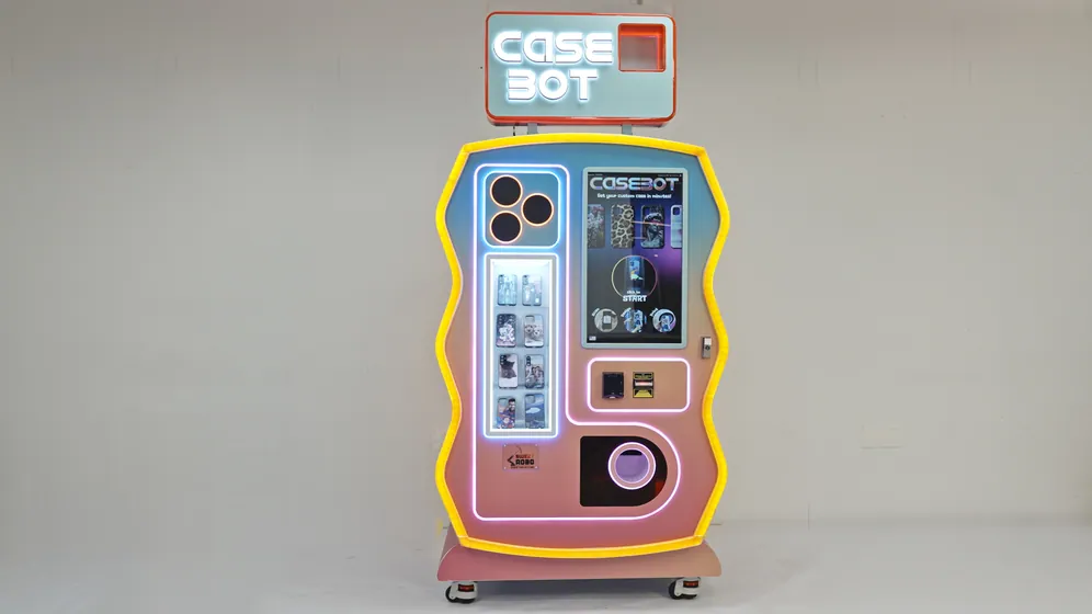 Des visiteurs profitent de la machine Sweet Robo Case BOT