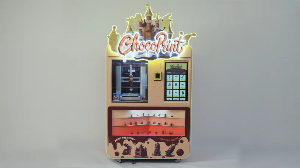 Des visiteurs profitent de la machine Sweet Robo ChocoPrint