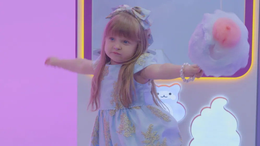 Des visiteurs profitent de la machine Sweet Robo Cotton Candy Robot