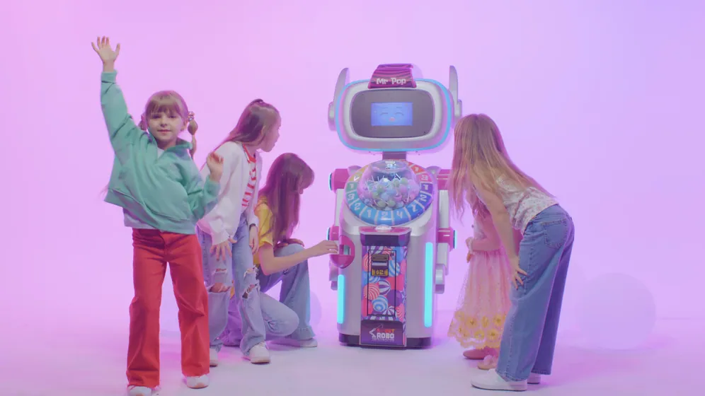 Des visiteurs profitent de la machine Sweet Robo Mr. Pop