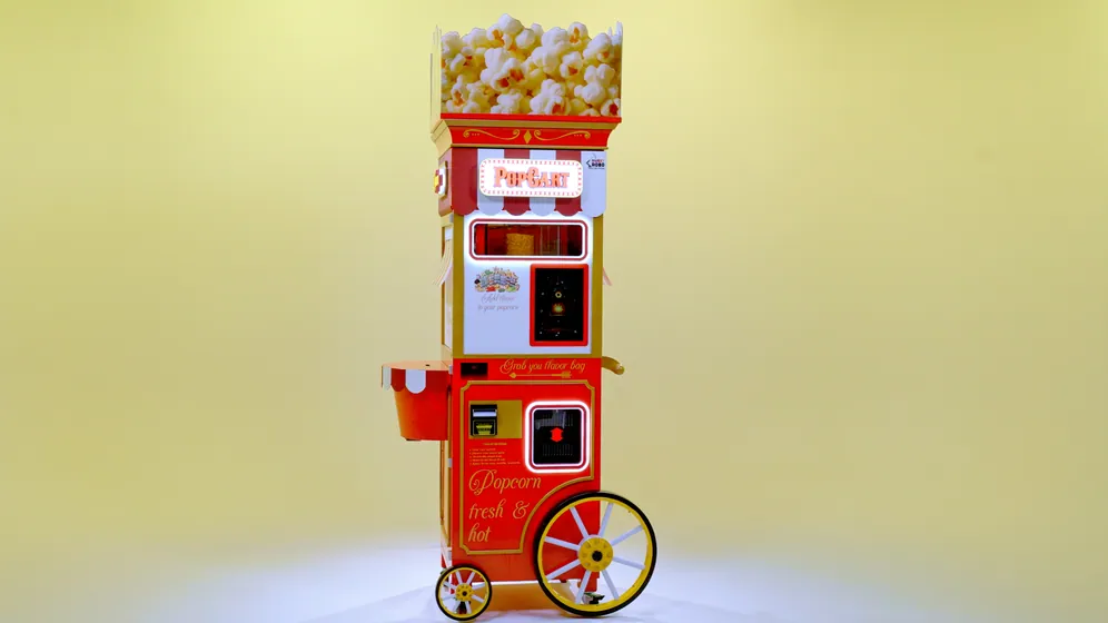 Des visiteurs profitent de la machine Sweet Robo PopCart