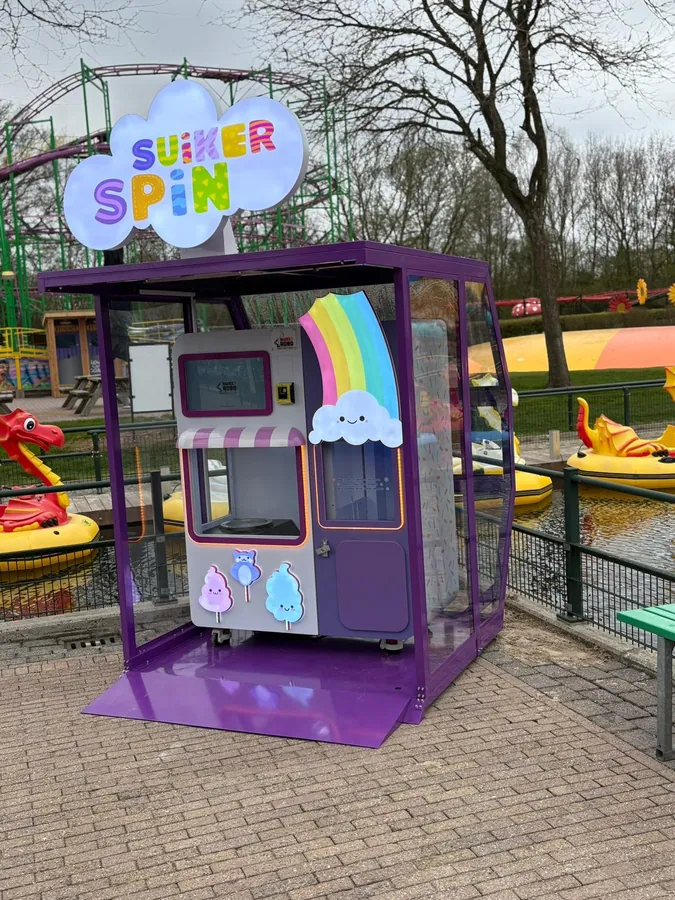 Sweet Robo Zuckerwatte-Kiosk in einem europäischen Freizeitpark