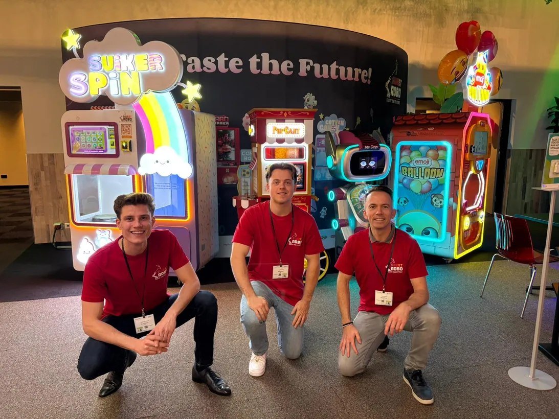 Das Sweet Robo Europe Team vor der Maschinenreihe an einem europäischen Standort