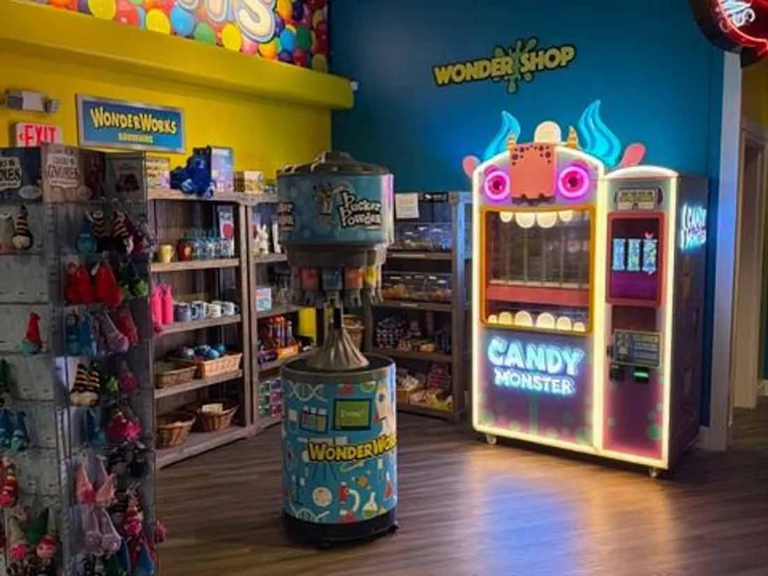 Sweet Robo Candy Monster automaat geïnstalleerd in een snoepwinkel