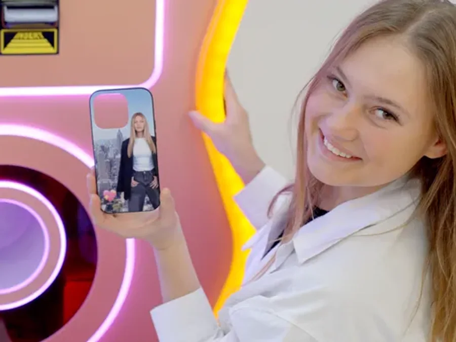 Eine Kundin hält die individuelle Handyhülle, die sie gerade auf dem Sweet Robo Case BOT gestaltet und gedruckt hat