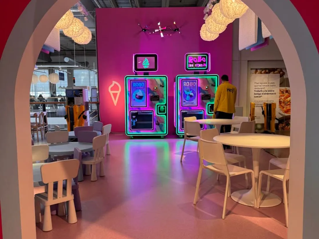 Zwei Sweet Robo Robo Ice Cream Maschinen, aufgestellt in einer IKEA Filiale