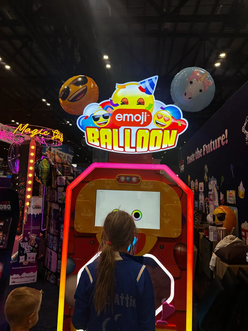Balloon-Bot-Maschine, die Besucher begeistert