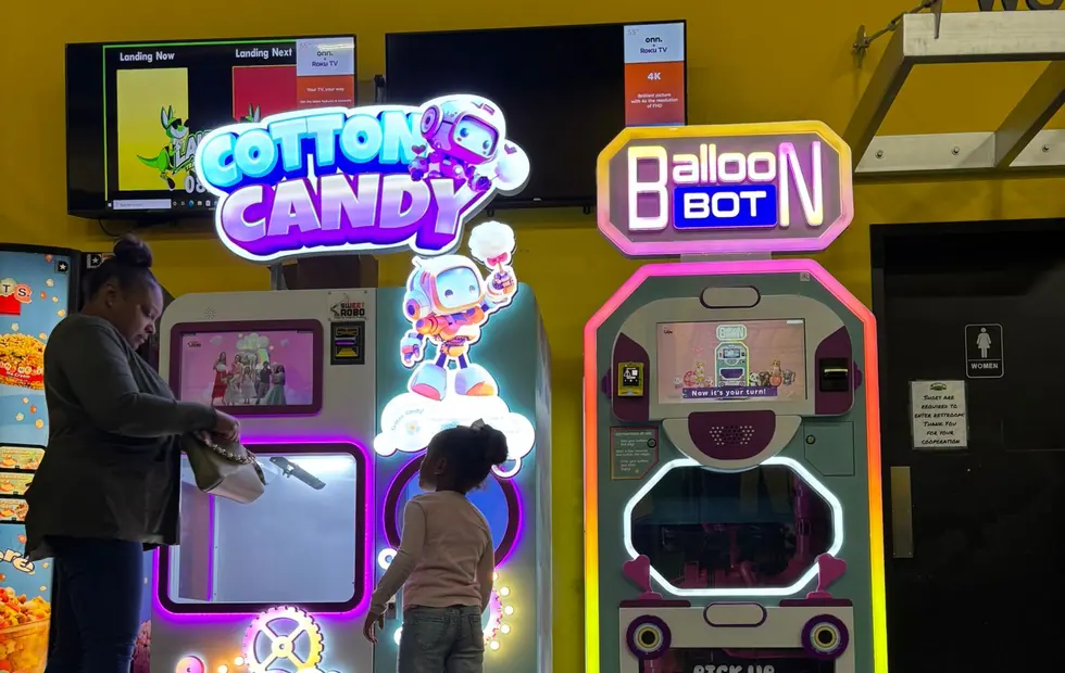 Cotton-Candy-Roboter mit Gästen an einer Location