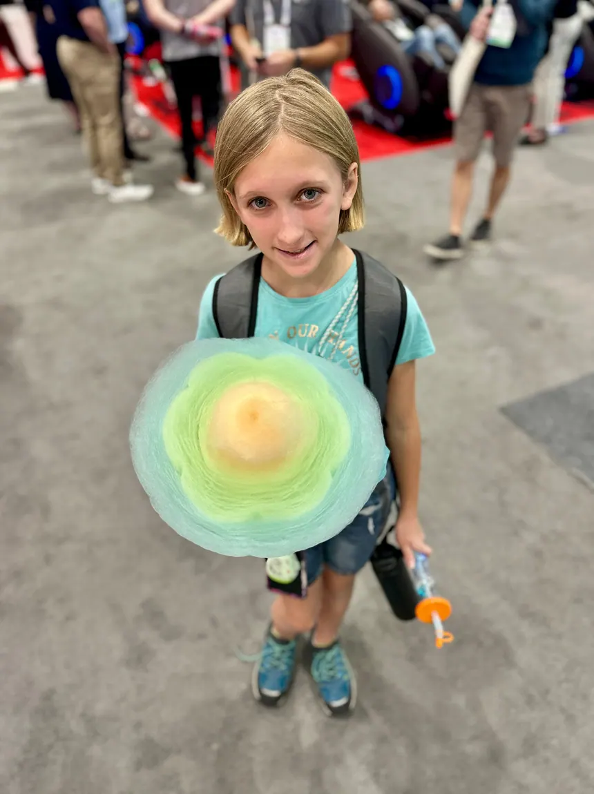 Cotton-Candy-Roboter mit Gästen an einer Location