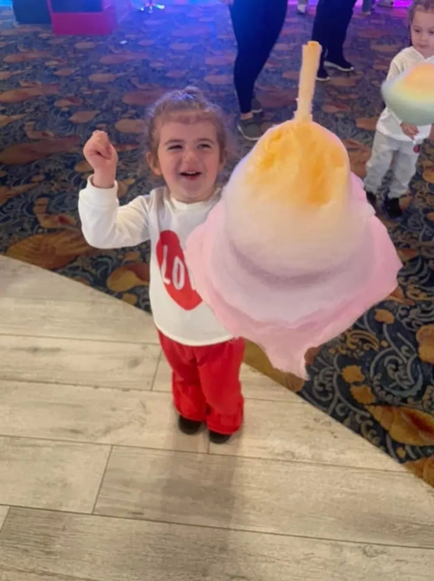 Cotton-Candy-Roboter mit Gästen an einer Location